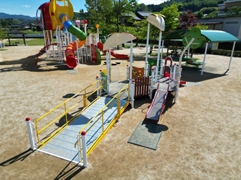 りんごっ子公園　インクルーシブ遊具
