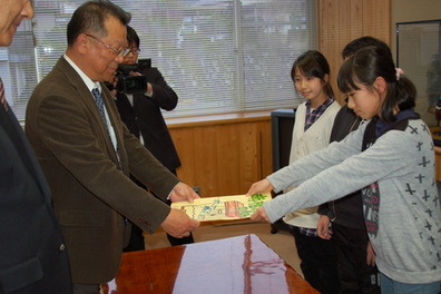 南相馬市への義援金を手渡す子供たち